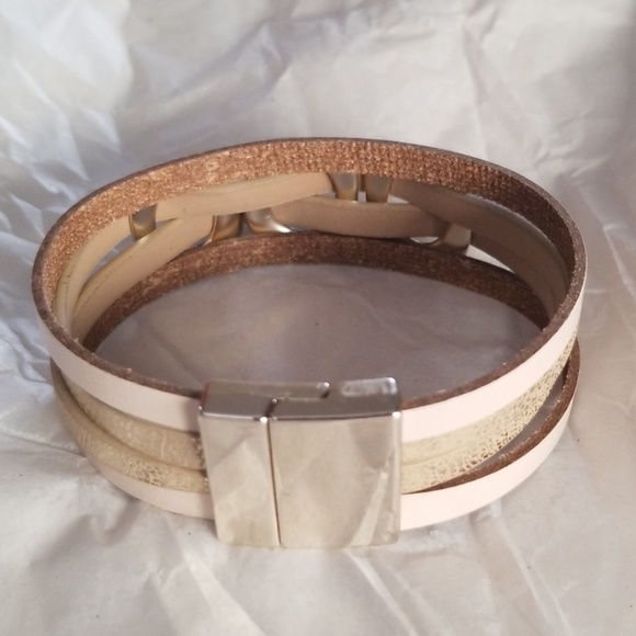 Gold magnetic leather bracelet - Picture 2 of 3